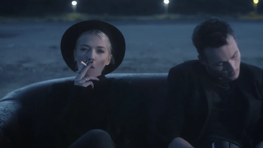 DARIA ZAWIAŁOW – Kundel bury