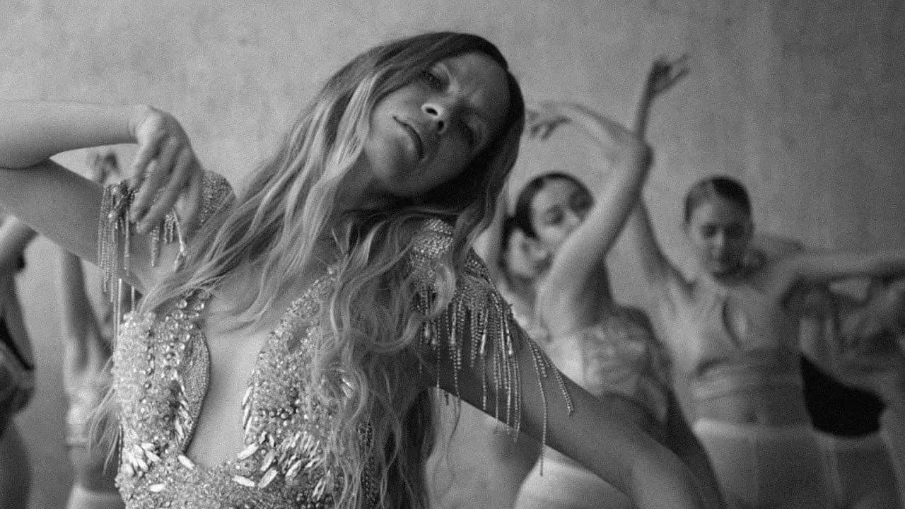 Mary Komasa x Pull me up